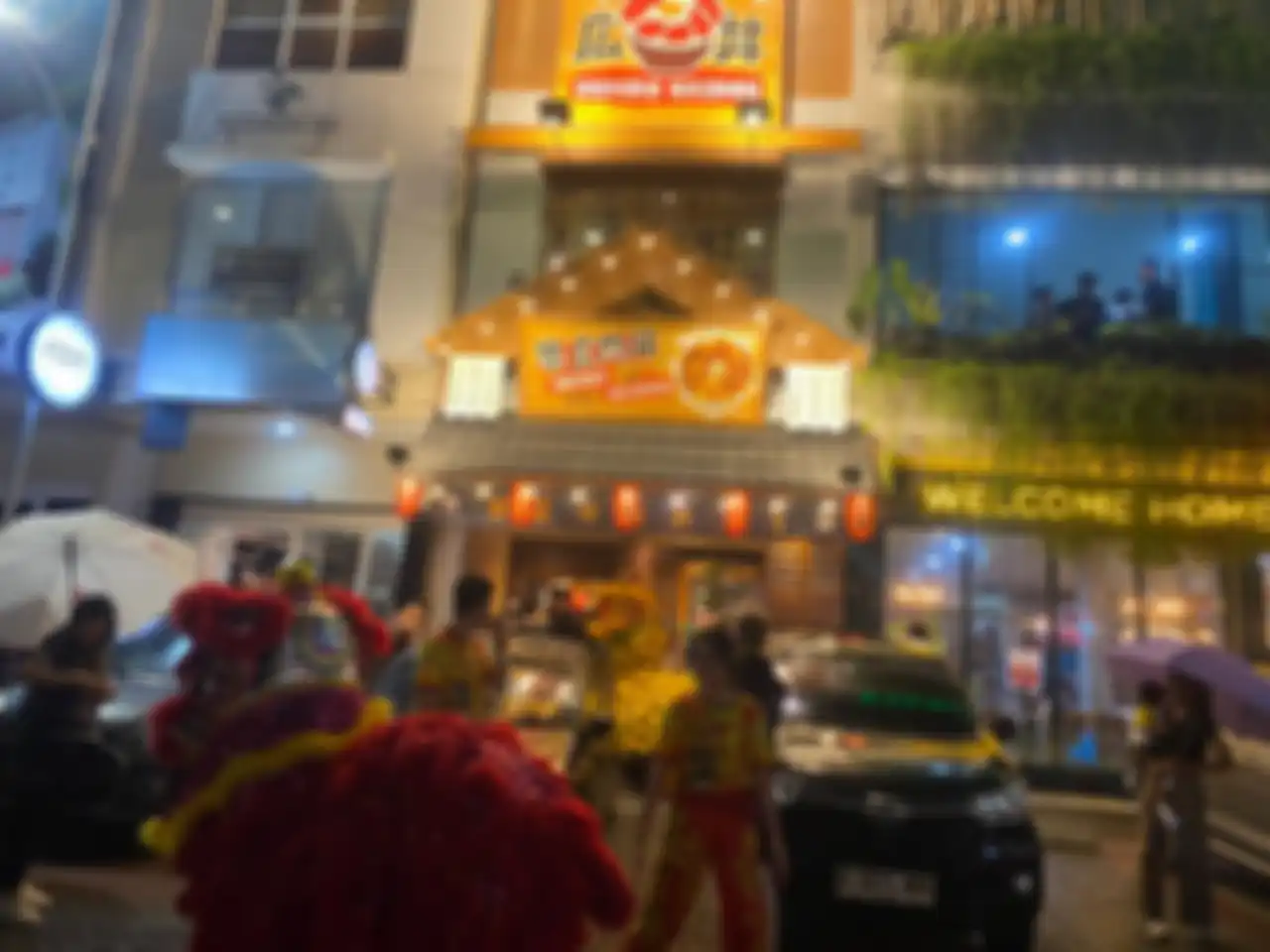 Tenant di Kawasan Gading Serpong juga bersolek dengan hiasan-hiasan Imlek.