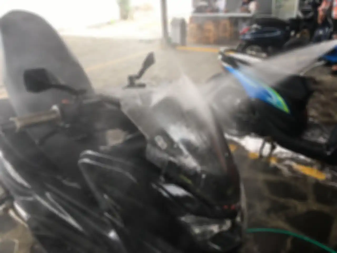 Gunakan air bertekanan rendah untuk mencuci windshield motor
