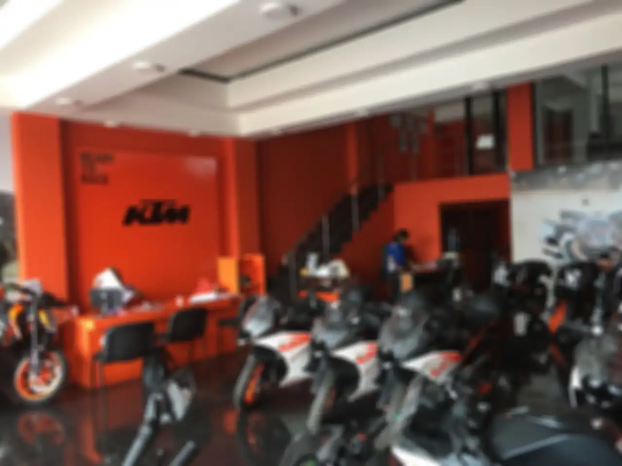 Suasana di dalam dealer KTM