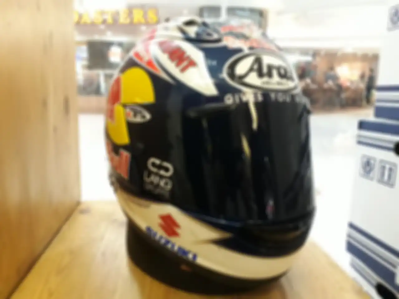 Helm maverick vinales sebagai display arai indonesia