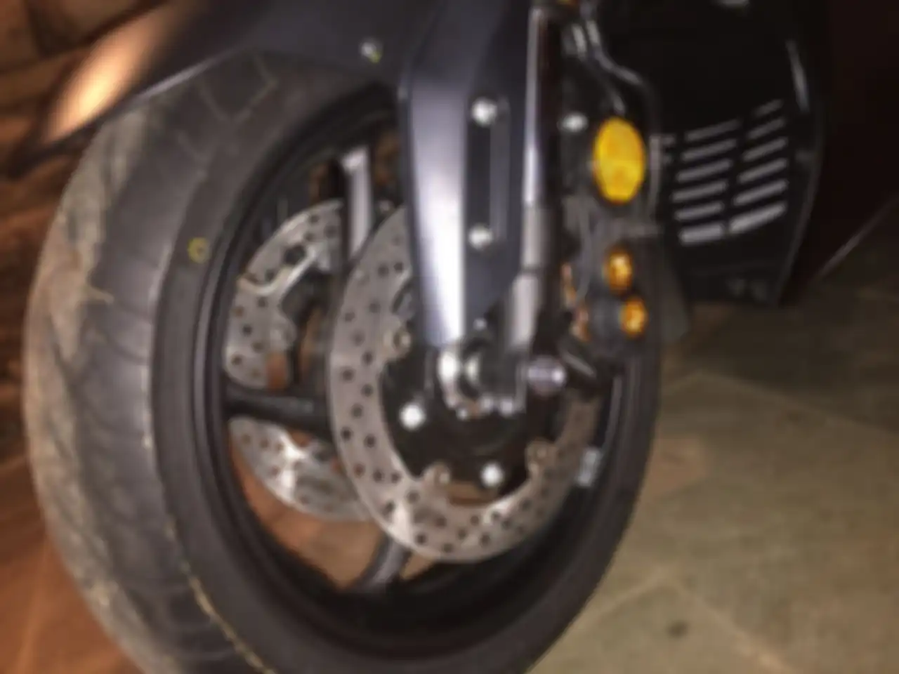 Dikawal double cakram 267 mm yang juga sudah dipengkapi Traction Control System (TCS)