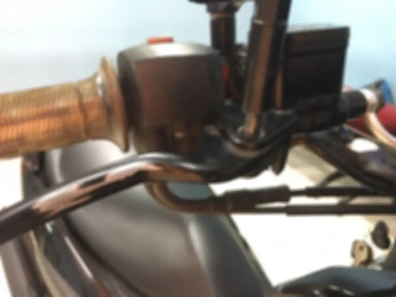 Lepaskan baut handle rem 