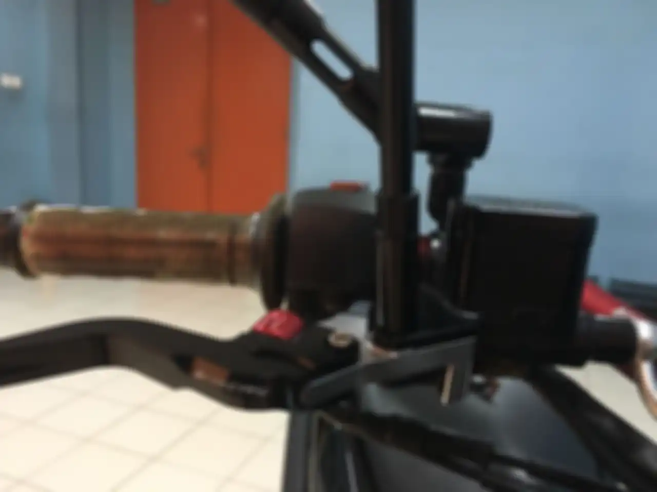Pasang kembali baut handle rem 