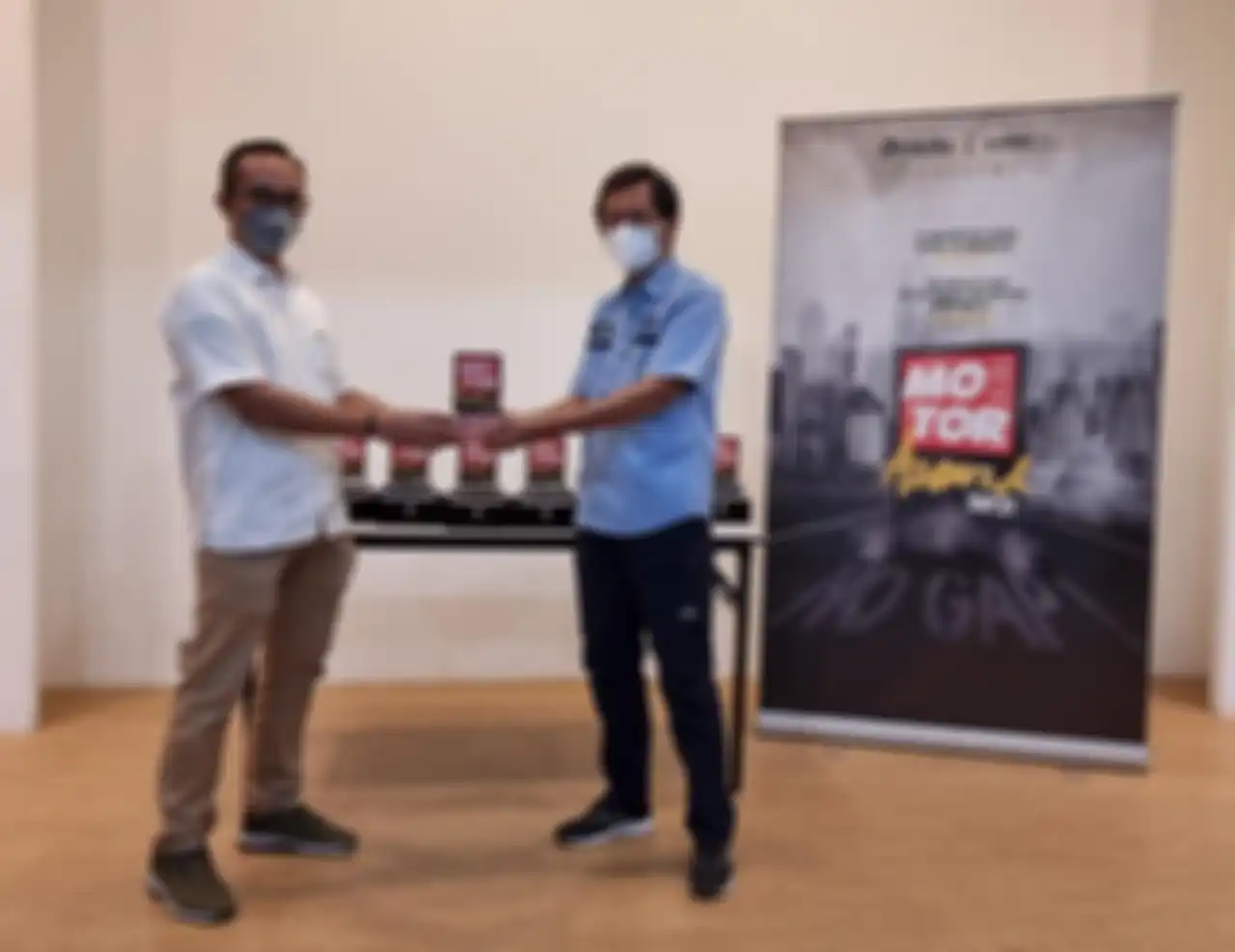 GM Corporate Comunication AHM Ahmad Muhibbuddin bersama Managing Editor MOTOR Plus-Online.com Niko Fiandri saat penyerahan trophy MOTOR Plus Award 2021 yang diraih oleh Astra Honda Motor (AHM).