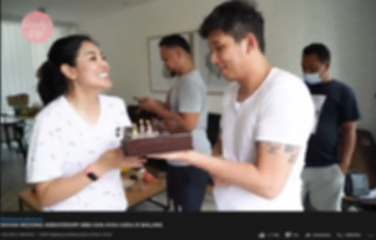 Nindy AYunda dan suaminya saat rayakan Anniversary November lalu