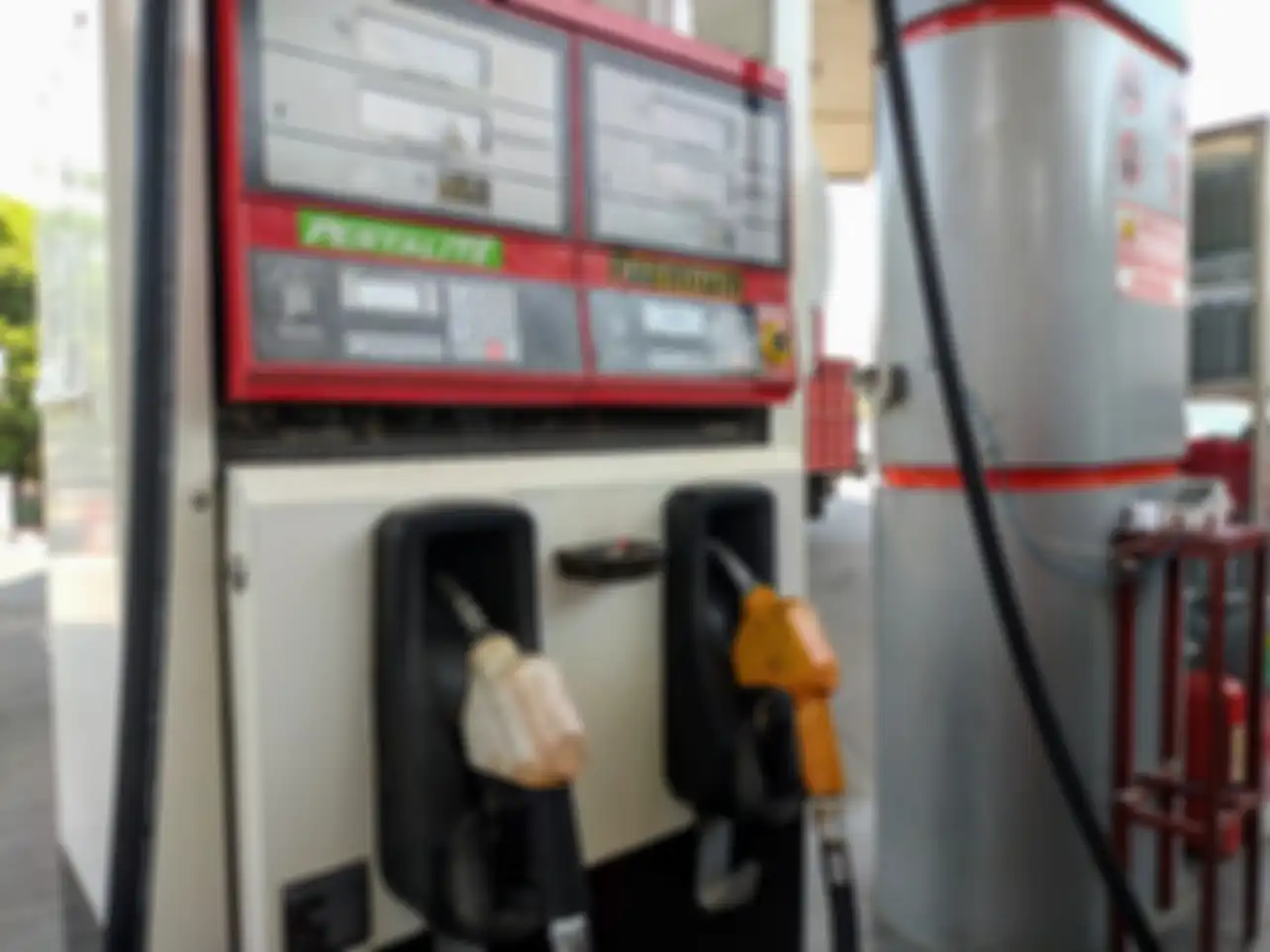 Pompa pengisian BBM Premium di SPBU Pertamina.