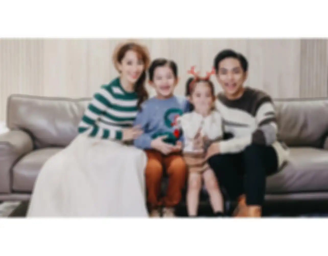 Foto Khanh Thi mendapat lebih banyak perhatian dari kisah cintanya yang penuh air mata dengan murid kesayangannya Phan Hien.