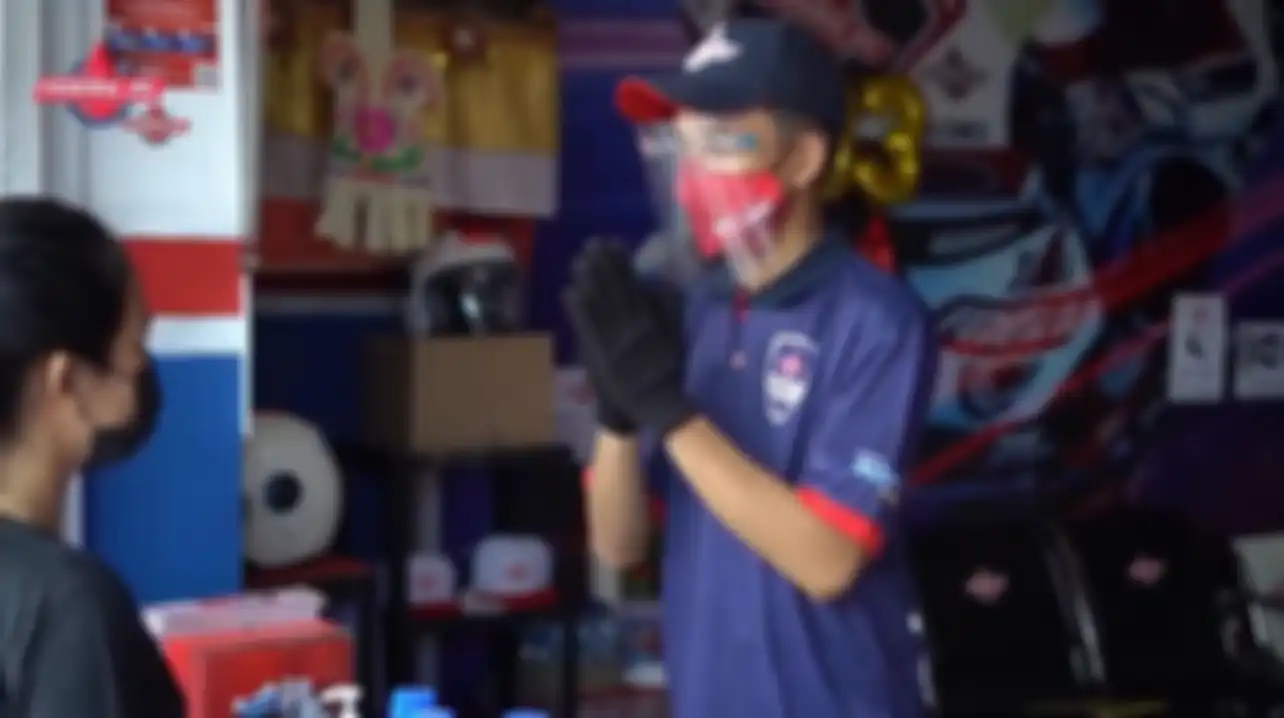 Mekanik motor saat melayani konsumen