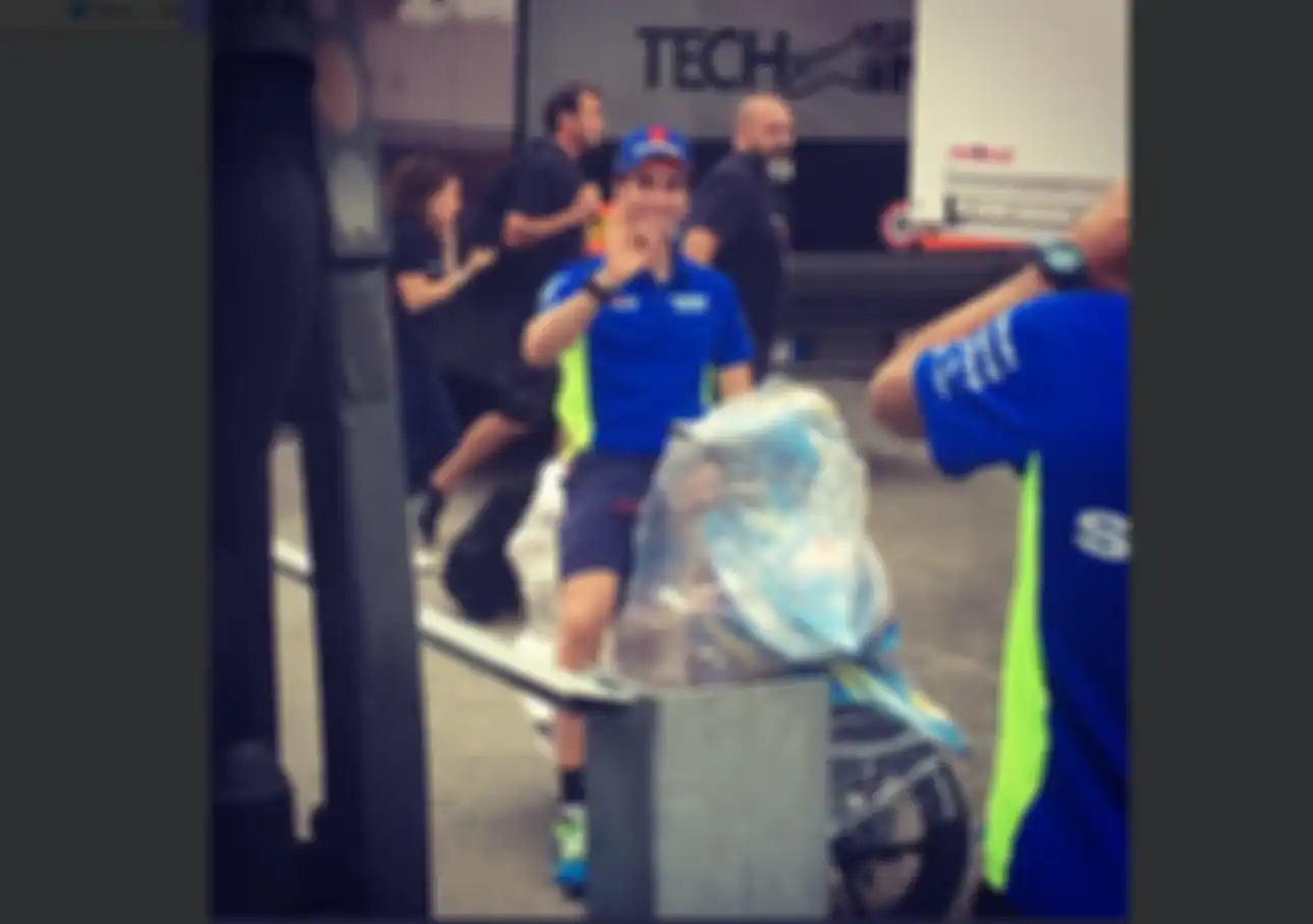 Alex Rins saat dikerjain oleh rekan setim yangmembungkus motornya dengan plastik