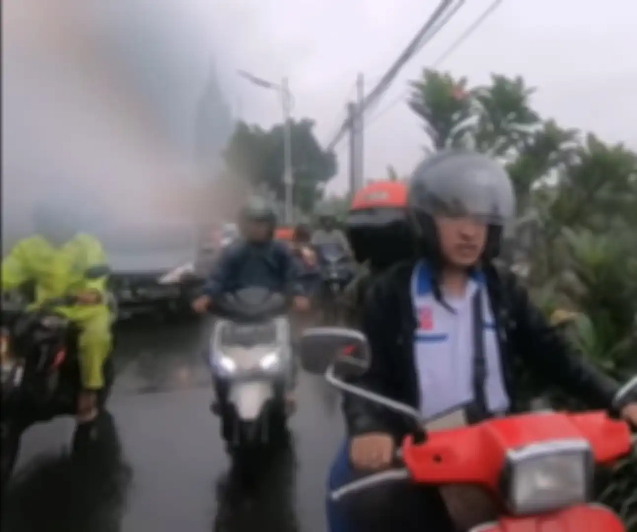Ruben Onsu saat antar anaknya, Betrand Peto naik motor Vespa ke sekolah.