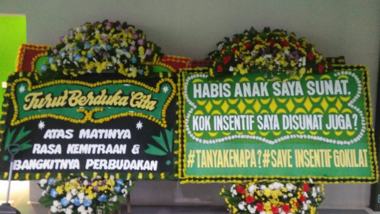 Karangan bunga yang dikirim mitra driver GoKilat ke kantor Gojek.