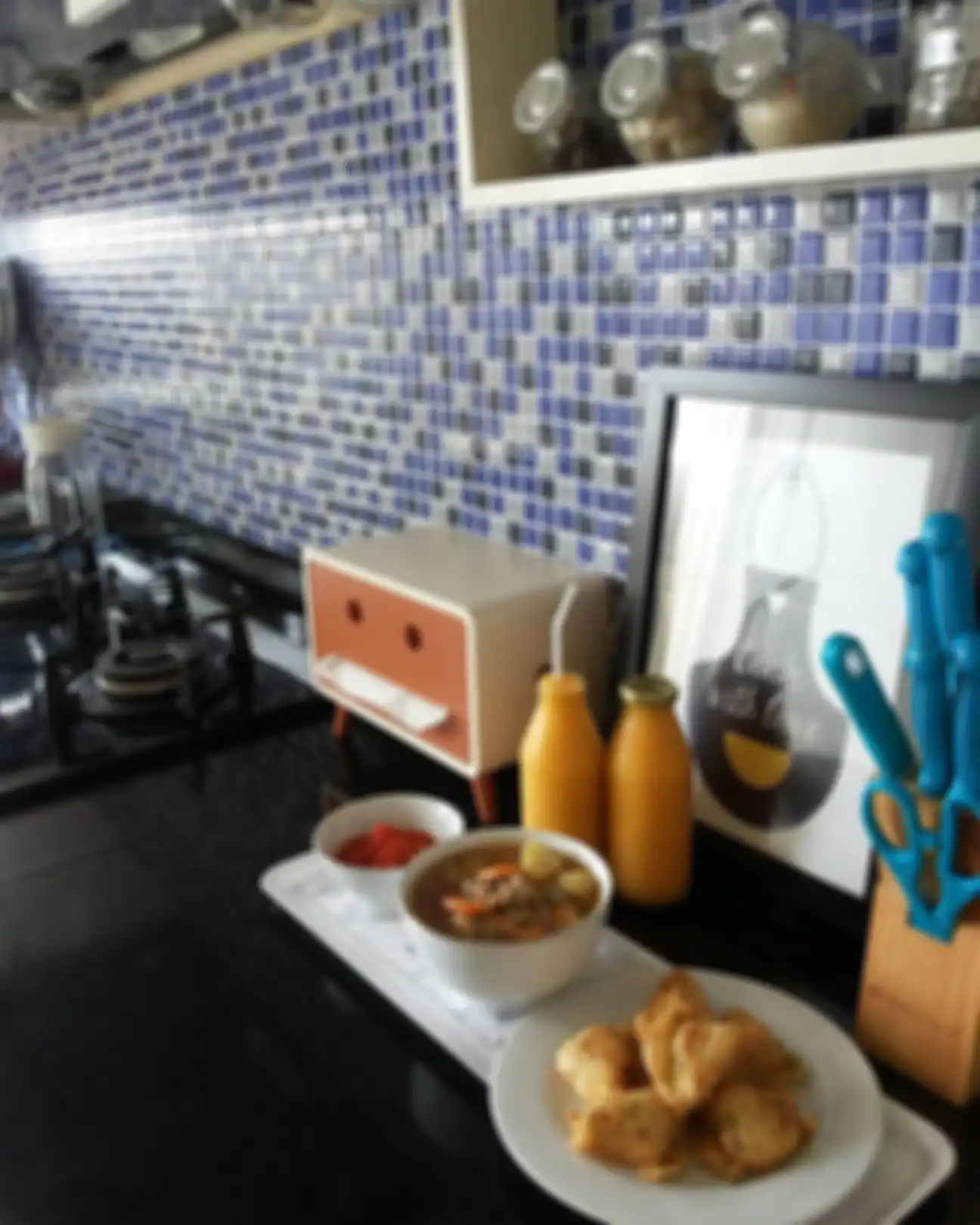 Ngidam ingin punya desain dapur mungil elegan, pemasangan keramik dinding bermotif jadi pembeda. Foto hasilnya ditiru.