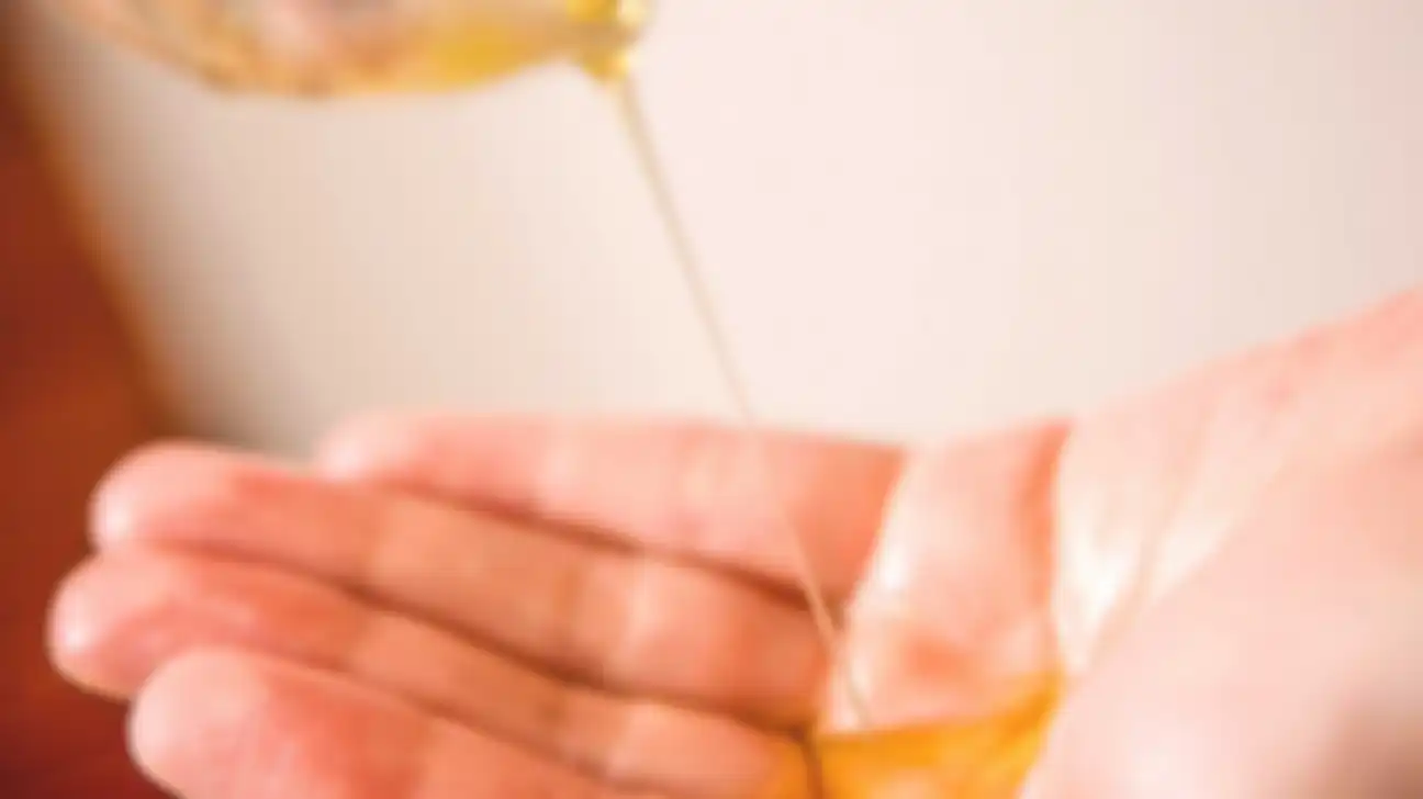 memakai cleansing oil
