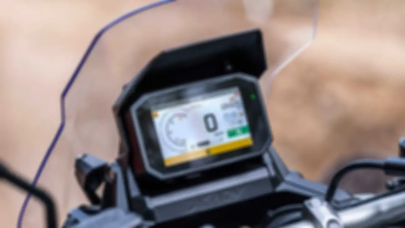 Panel indikator TFT 5 inci pada Honda X-ADV 2021 sudah dilengkapi fitur Honda Smartphone Voice Control System