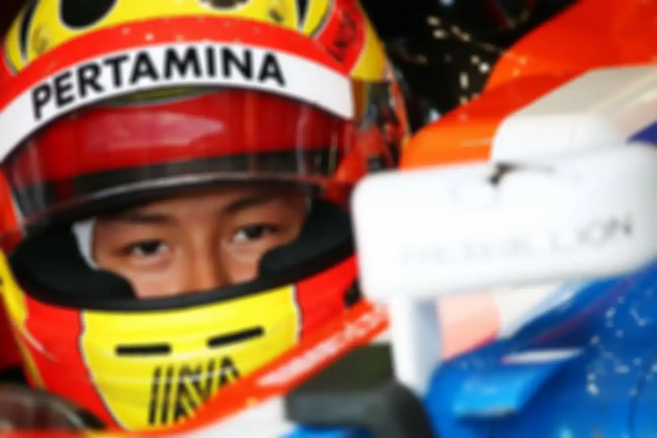 Ini 9 foto aksi Rio Haryanto mengibarkan Merah Putih di pentas F1. Sayang harus berhenti karena kurang uang. Siap nikahi Larissa Chou?