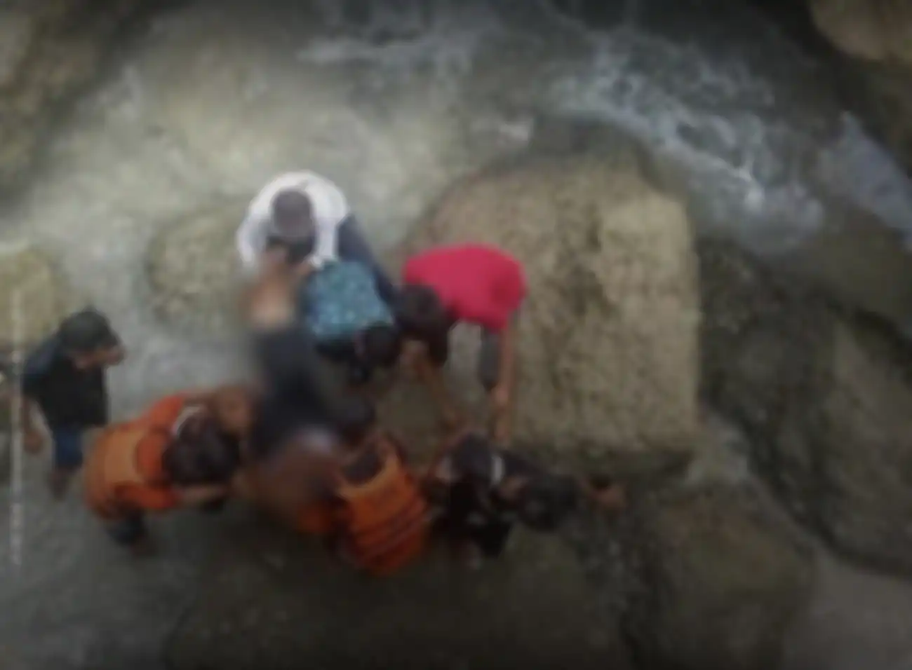 Profesor UGM Samekto Wibowo meninggal dunia saat bikin foto di bawah tebing pantai. Tabiat asli sang profesor diungkap Rektor UGM.