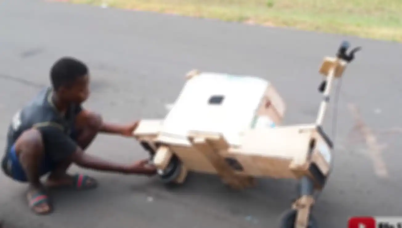 Samuel Aboagye, remaja ABG 17 tahun asal Ghana membuat motor listrik dengan tenaga matahari.