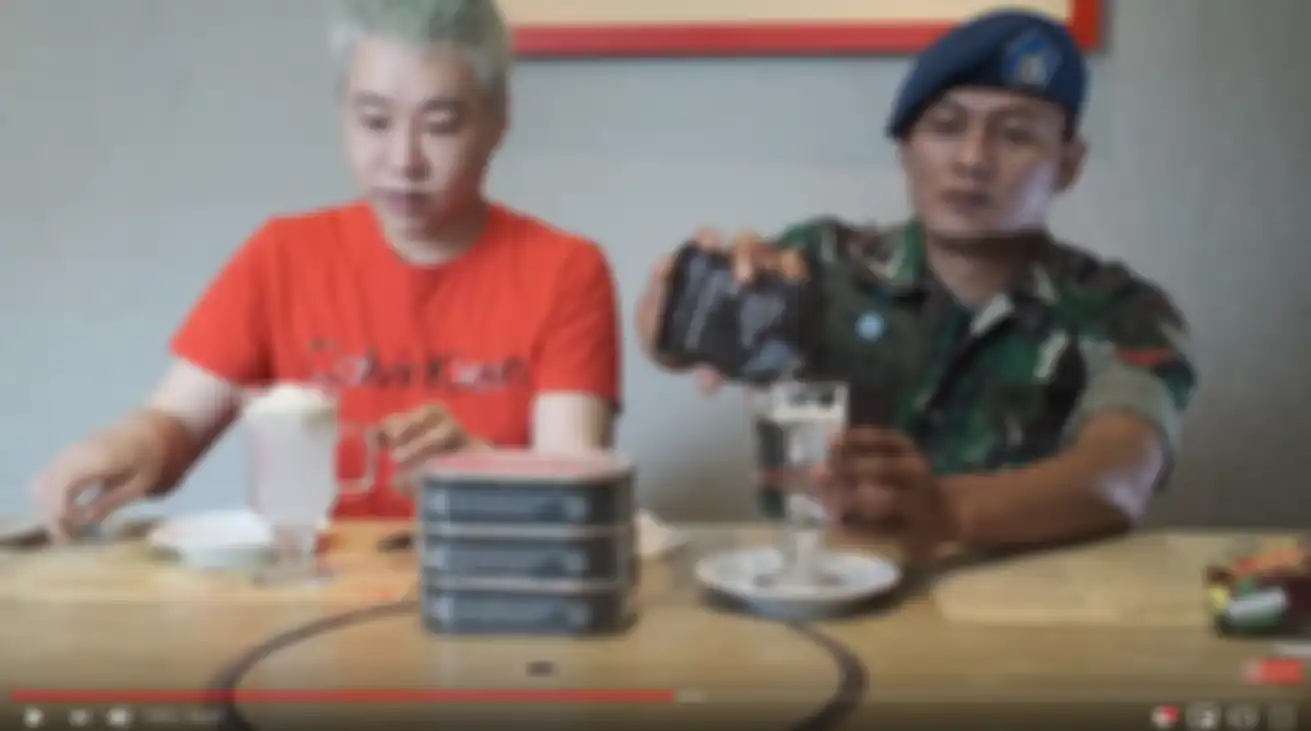 Ujung Oppa mencoba makanan ransum TNI