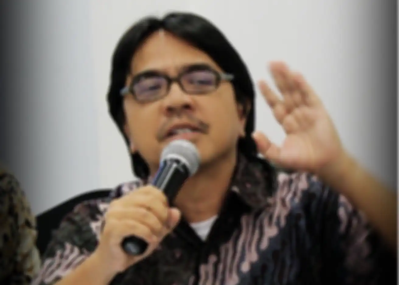Foto Ade Armando dihujat habis-habisan oleh netizen di media sosial. Pemicunya, pernyataan salat 5 waktu bukan perintah tertulis di Al Aquran.