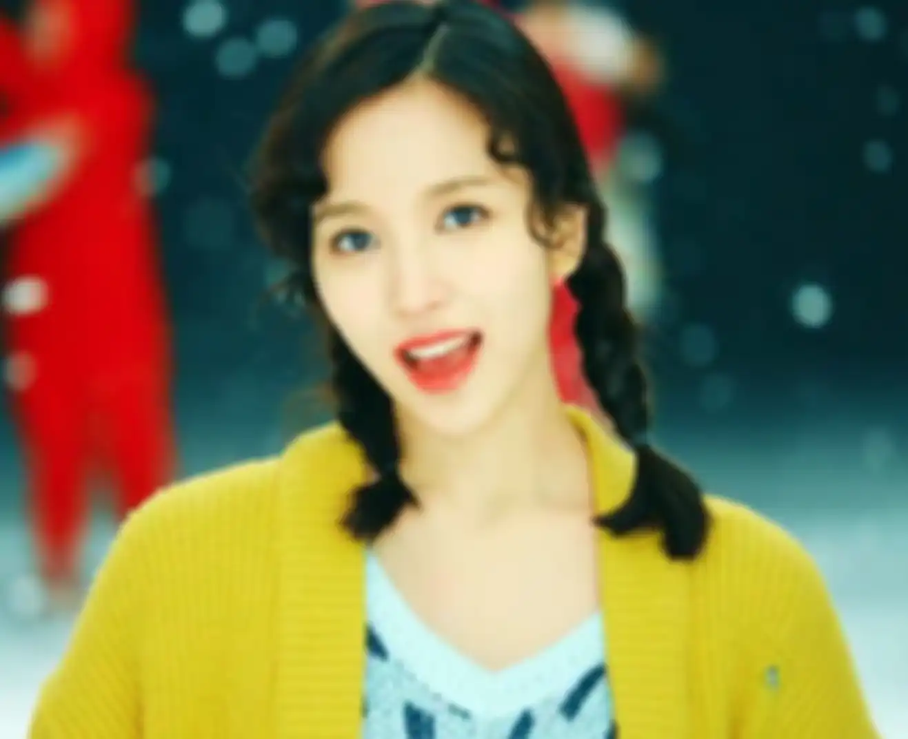 Mina TWICE curly curtain bangs