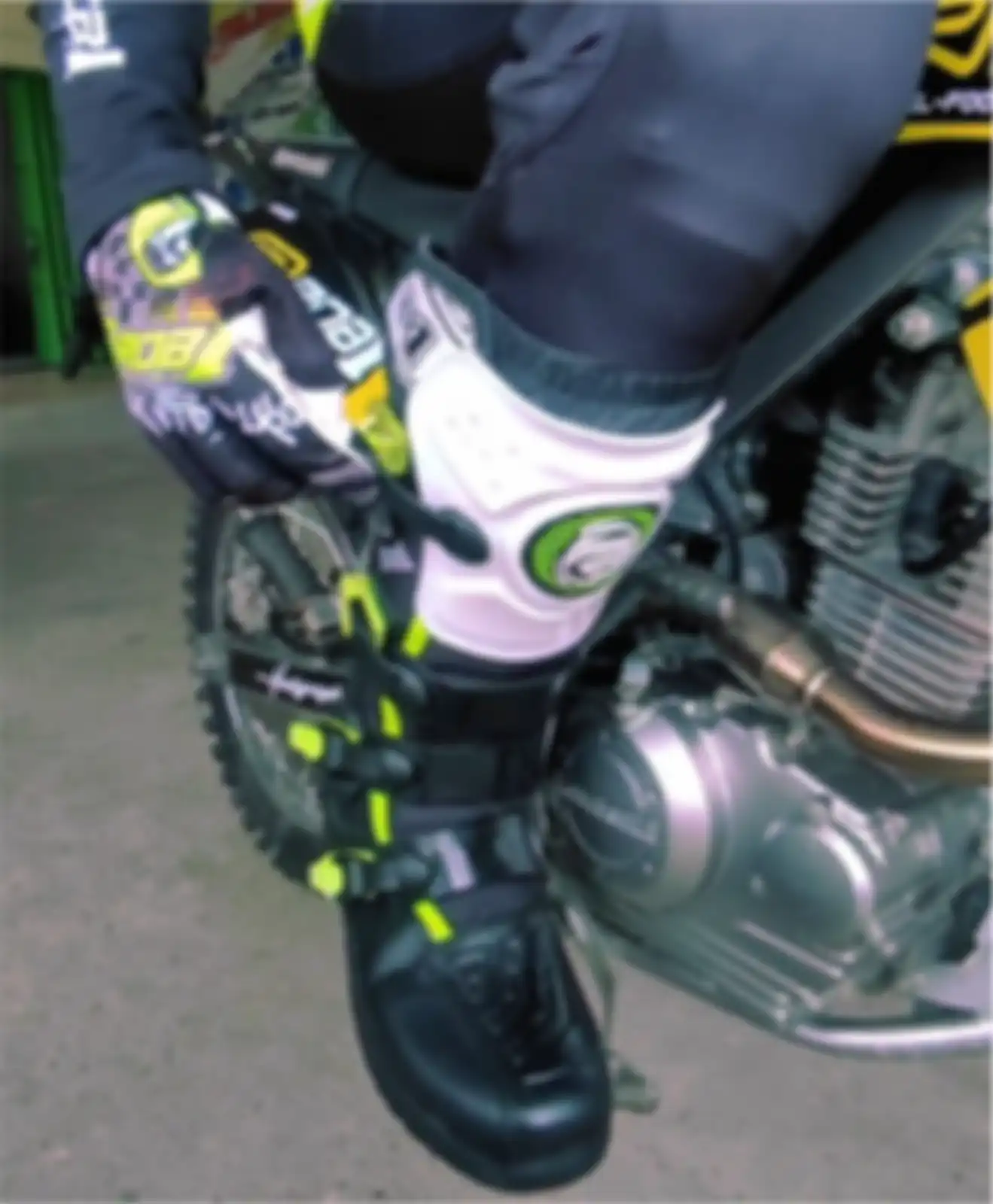 Gloves dan sepatu trail terbaru dari ROB1