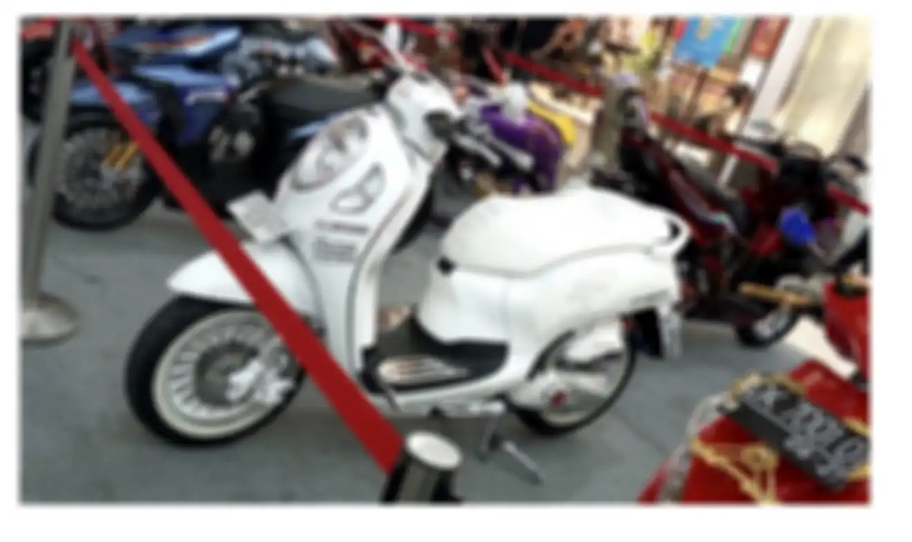 Honda Scoopy dengan cat bodi terinspirasi Vespa Sprint 150 edisi Justin Bieber