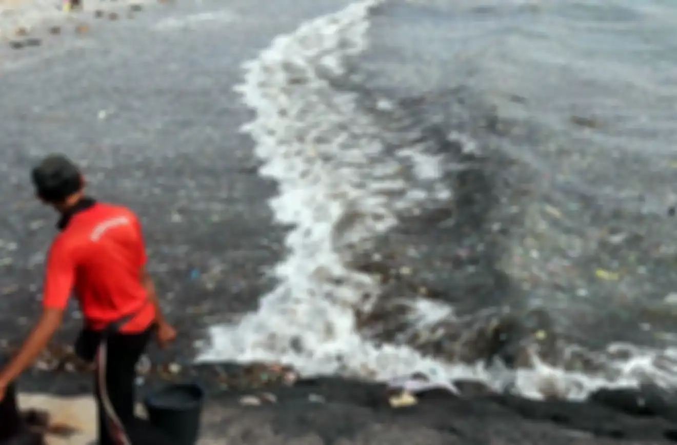 Sejumlah pemulung memungut sampah plastik di Pantai Kedonganan, Badung, Sabtu (26/1/2019). Pantai Kedonganan dipenuhi sampah kiriman yang mayoritas didominasi sampah plastik yang terdampar ke perairan tersebut akibat gelombang tinggi di wilayah perairan Bali selatan. Tribun Bali/Rizal Fanany