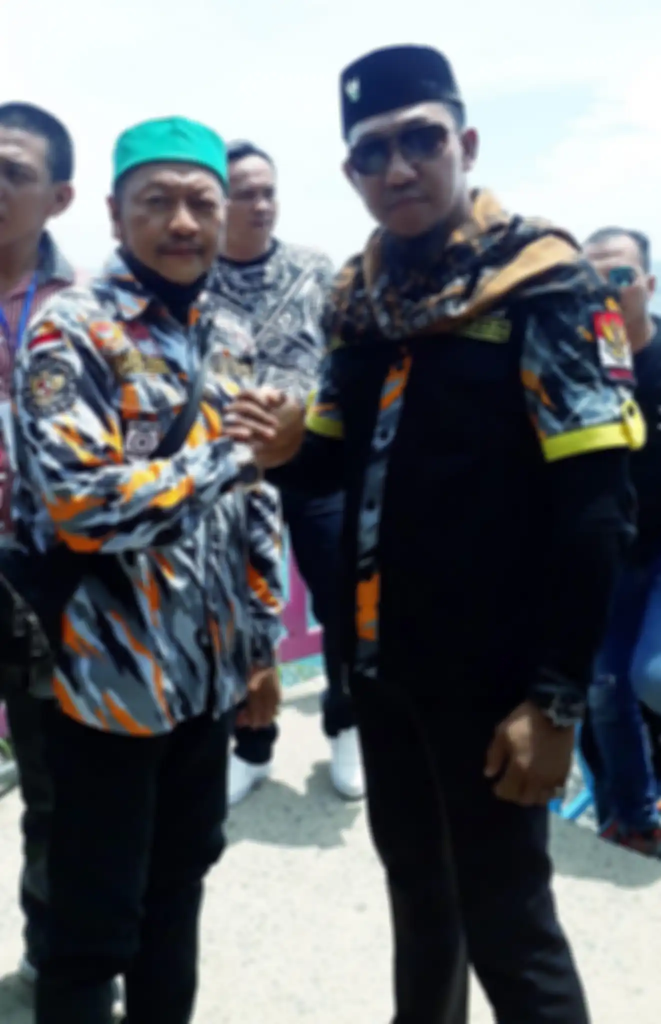 Anggota GMBI yang menaiki Maung Lodaya di Polda Jabar terlihat menangis kejer. Bahkan petugas berusaha menenangkan pemuda itu.