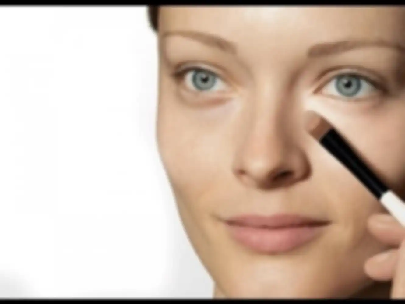 memakai concealer