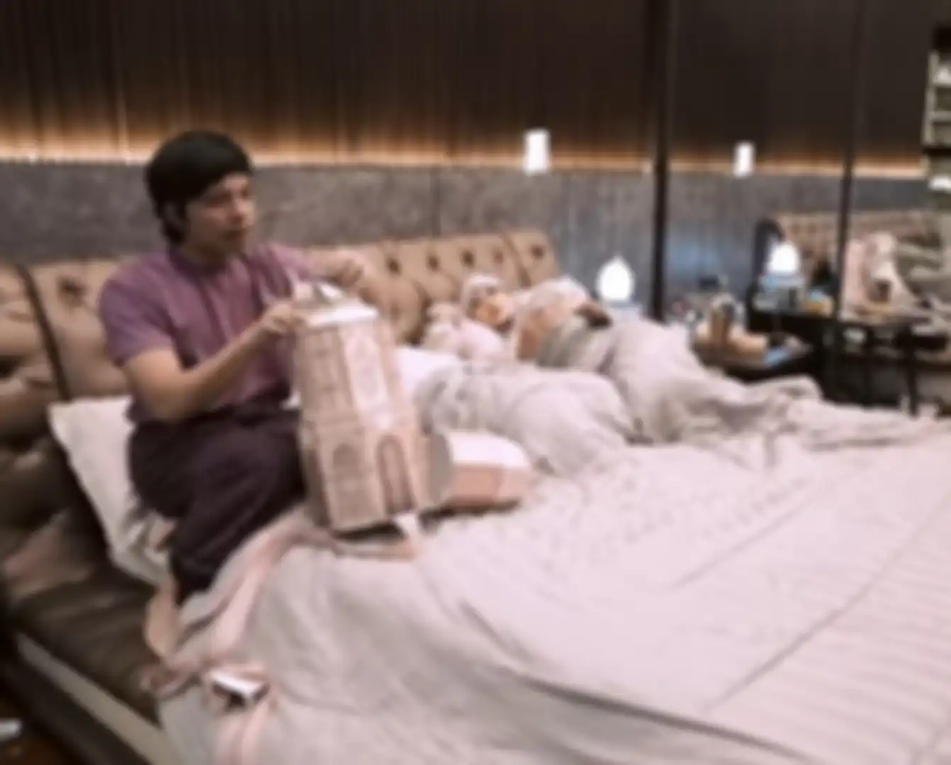 Tangkapan layar dari kanal Youtube Atta Halilintar terlihat ia sedang membuka kado pemberian dari Krisdayanti