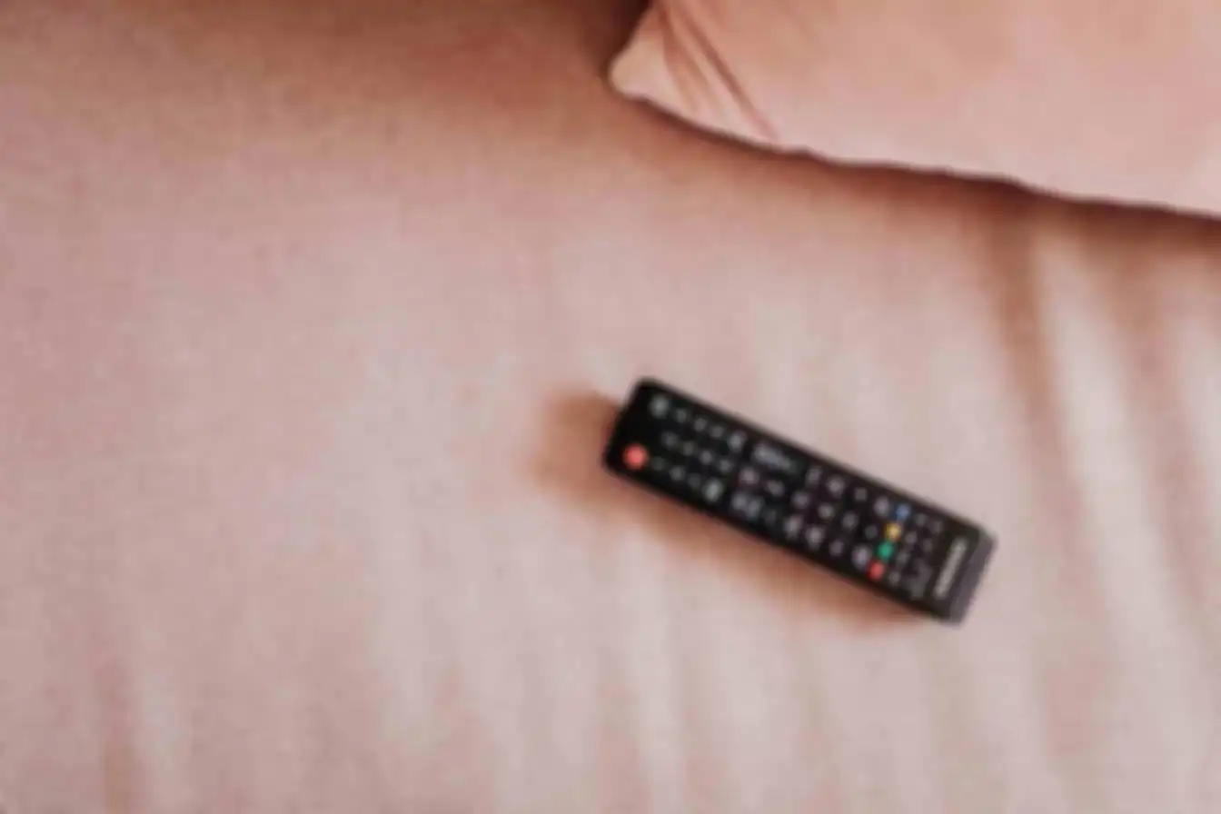 Remote TV bisa digunakan karena ada baterai aktif di dalamnya.