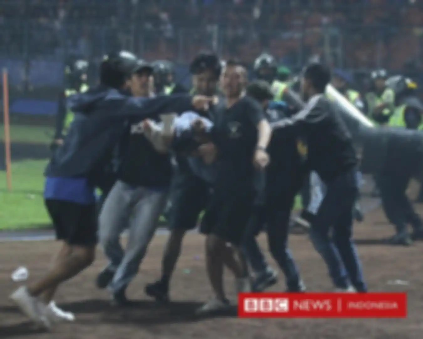 Inilah 5 fakta tembakan gas air mata yang dilepaskan polisi di Tragedi Kanjuruhan. Ujungnya fatal. Kapolda Jatim repons begini. 