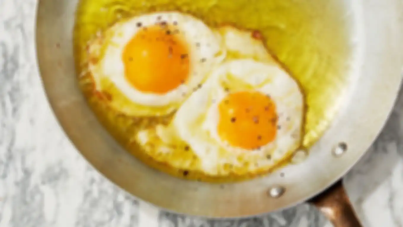Menggoreng telur