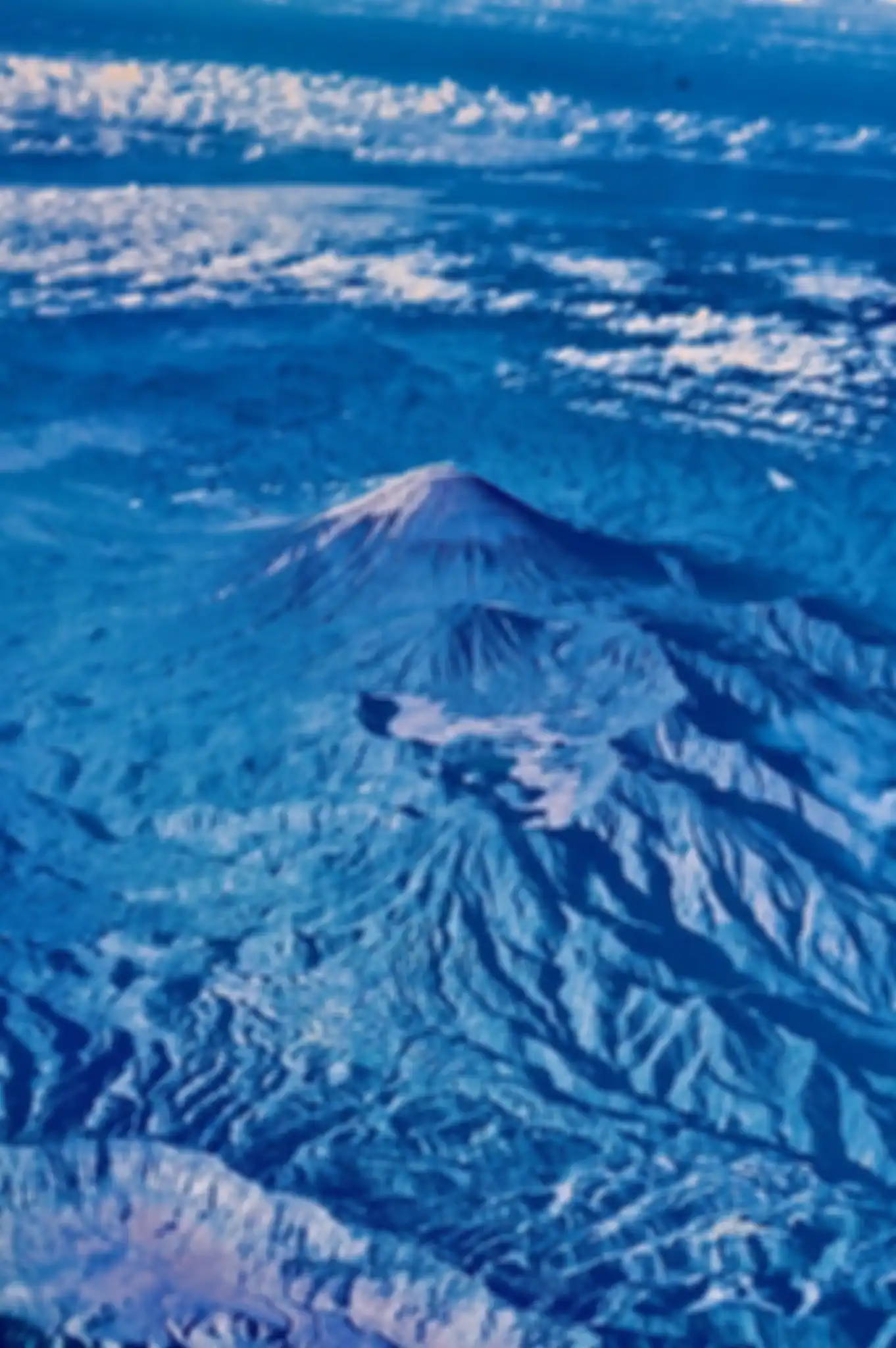 Foto warga di kaki Semeru yang berlarian panik menghindari gumpalan awan panas menjadi perhatian Gubernur Jawa Timur Khofifah Indar Parawansa. 