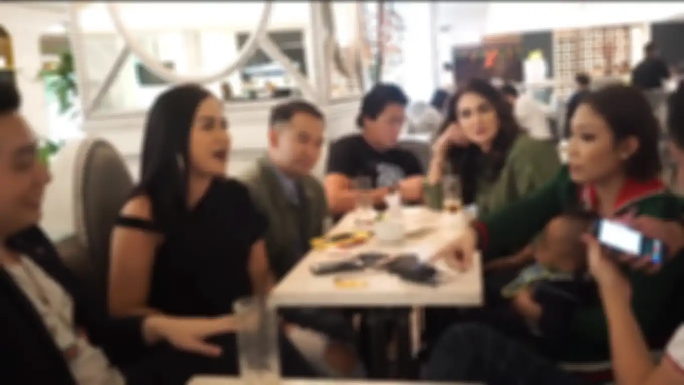 Reino terlihat sibuk dengan ponselnya saat makan bareng Luna dan teman-temannya