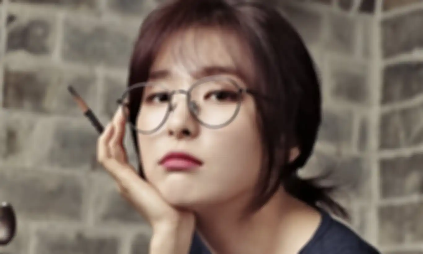 Seulgi Red Velvet pakai kacamata