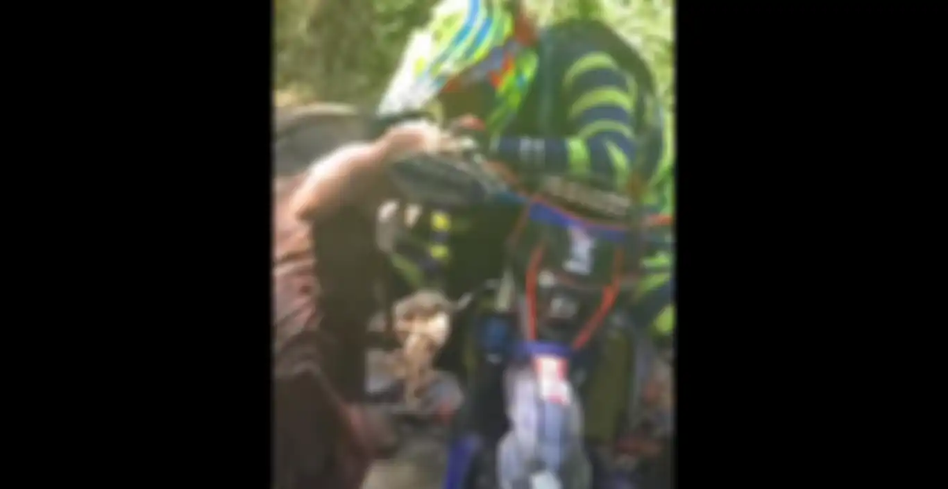 Viral Video pemotor Trail Tega Sentuh Area Sensitif Gadis Berkemben di Sungai