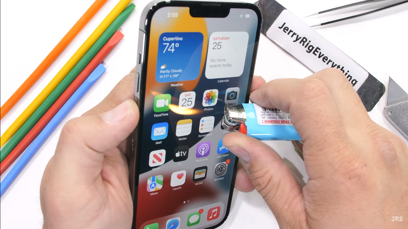 Youtuber JerryRigEverything membakar layar iPhone 13 Pro Max menggunakan korek api
