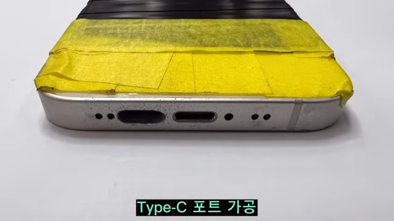 Tampilan iPhone 12 mini saat proses modifikasi hingga memiliki port lightning dan USB-C. 