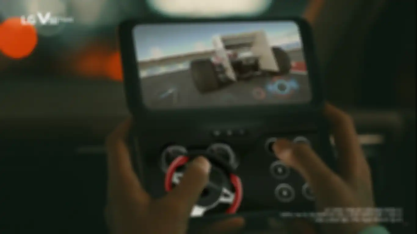 Dual screen LG V50 saat digunakan untuk bermain game
