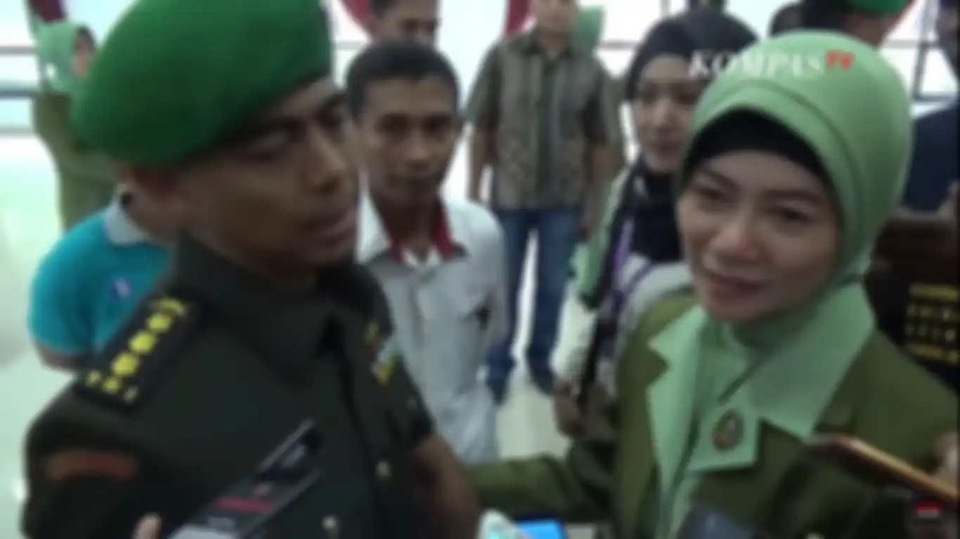 Mantan Dandim Kendari Kolonel Kav Hendi Suhendi dan istri, Irma Nasution saat serah terima jabatan, Sabtu (12/10/2019). 