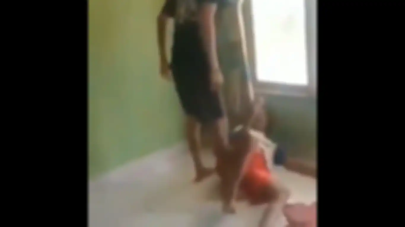 cuplikan seorang cucu yang tega menganiaya kakeknya sendiri