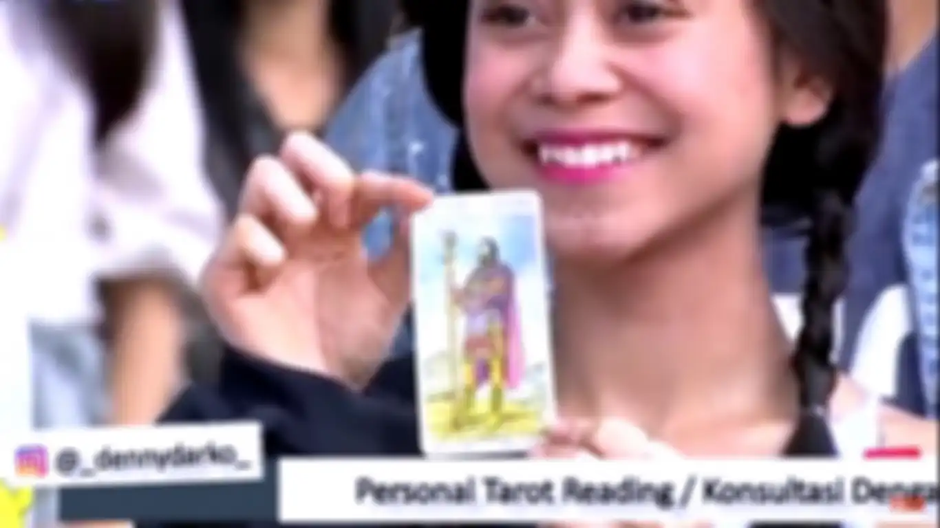 Lesti Kejora yang memperlihatkan kartu tarot yang dipilihnya