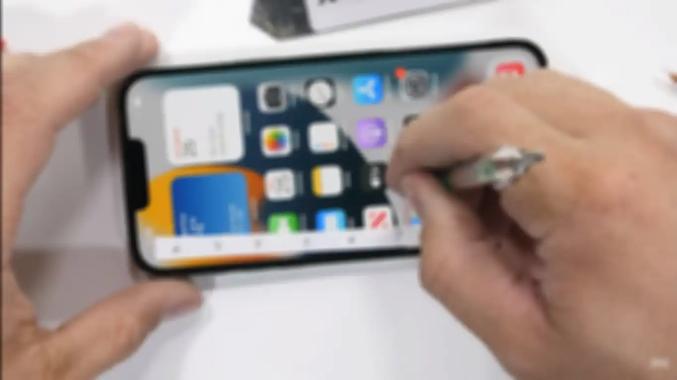 Uji ketahanan layar iPhone 13 Pro Max dengan Mohs