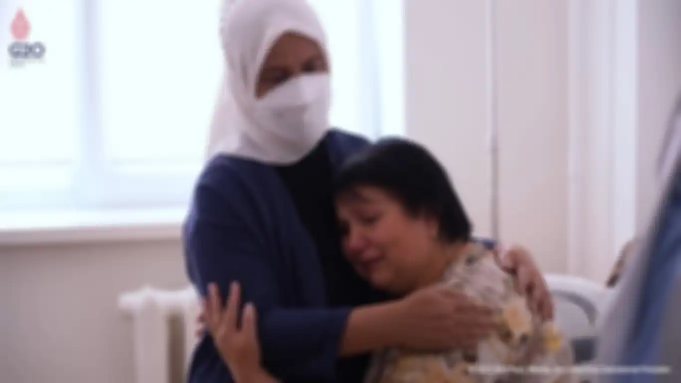 Ibu Iriana Jokowi memeluk korban perang Rusia dan Ukraina di salah satu Rumah Sakit Kyiv