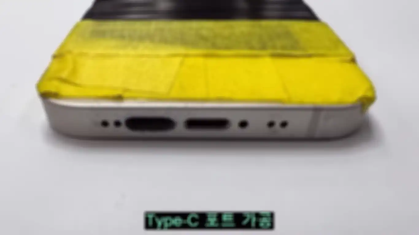 Tampilan iPhone 12 mini saat proses modifikasi hingga memiliki port lightning dan USB-C. 