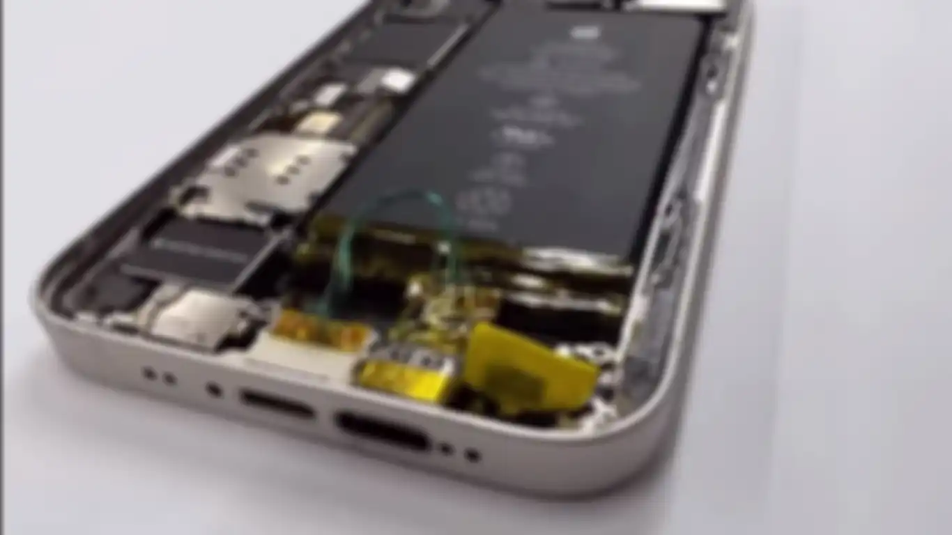 Tampilan iPhone 12 mini saat proses penyambungan komponen hingga memiliki port lightning dan USB-C. 