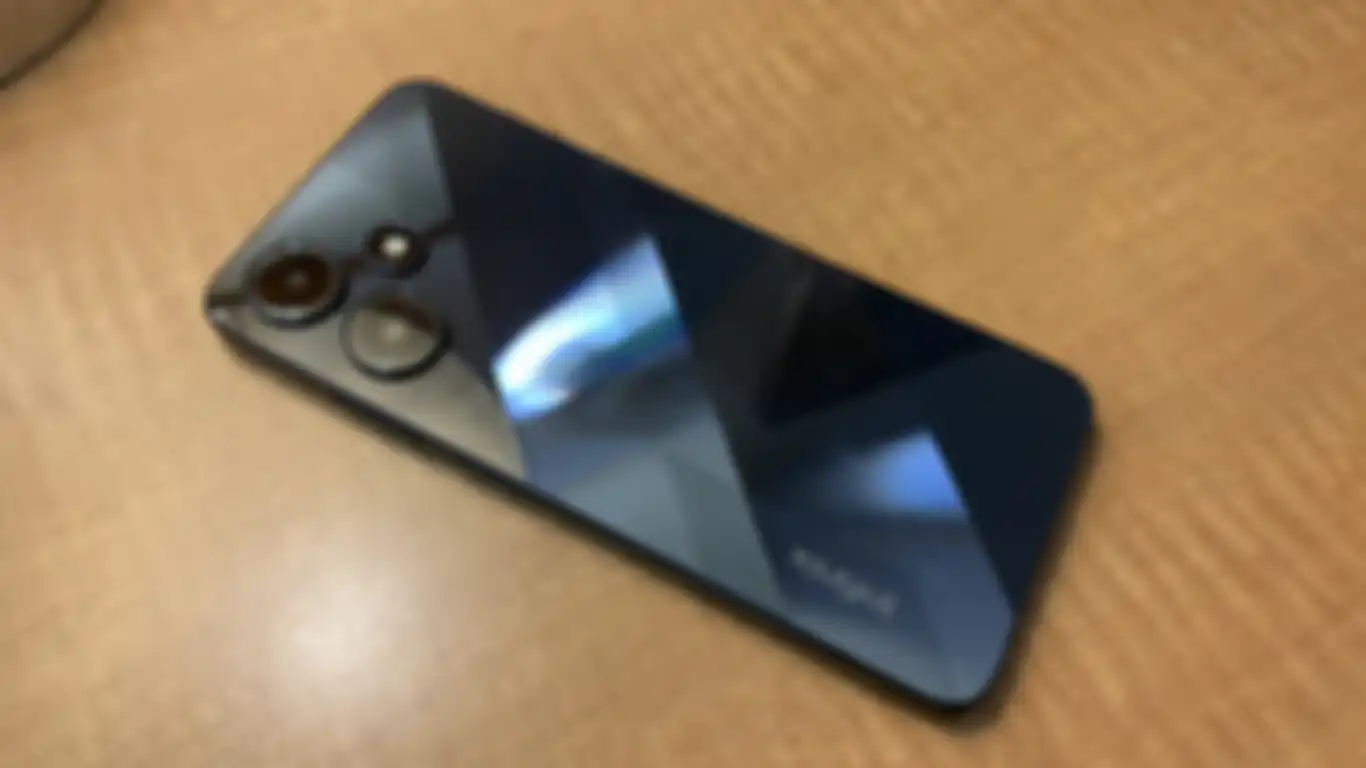 Desain belakang Infinix Hot 30 Play