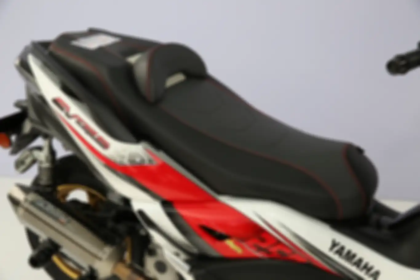 Warna bawaan putih dilabur merah biar makin terasa sporty-nya