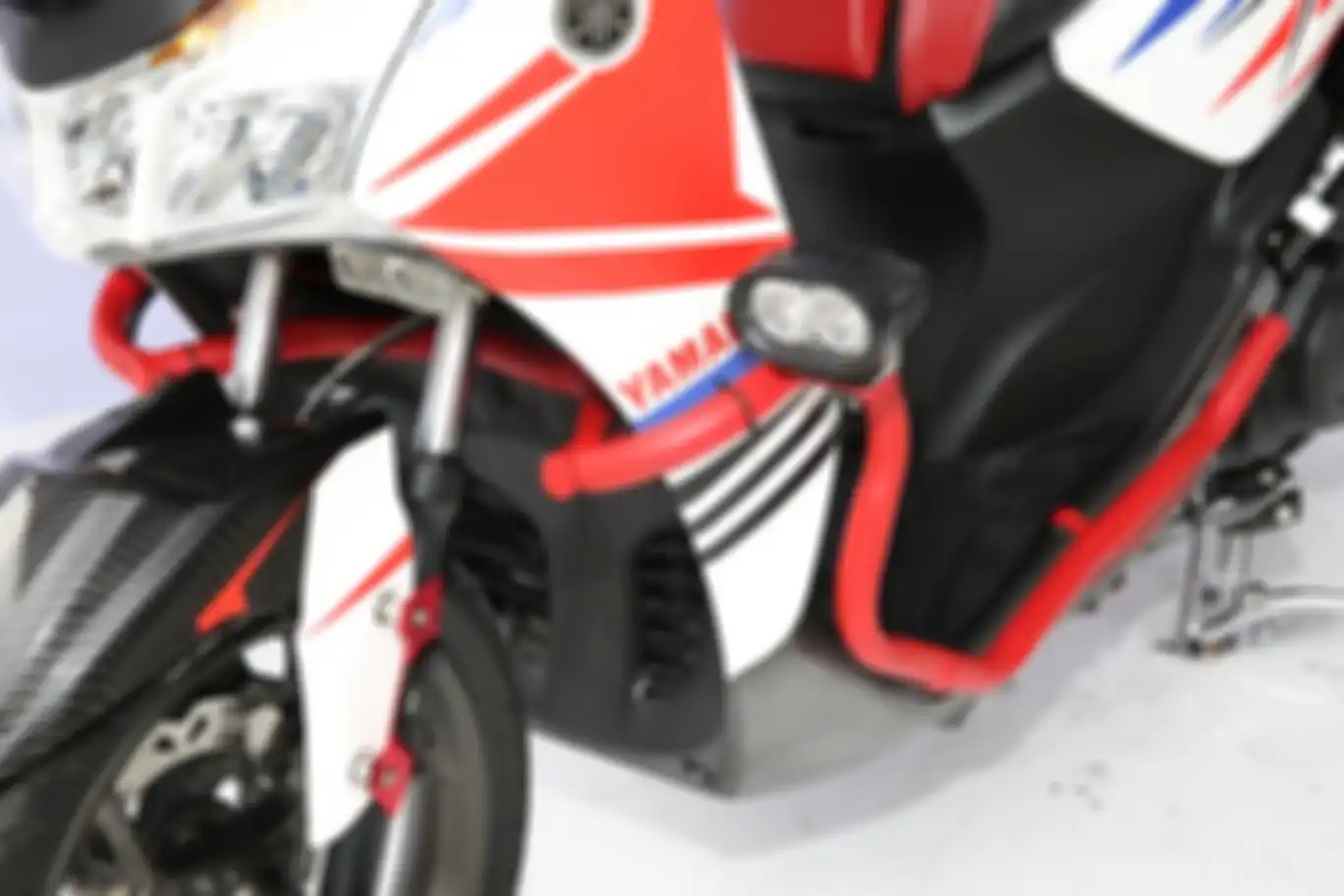 Lampu sorot menempel di crash bar